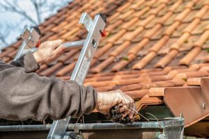 cleaning gutters 300x200