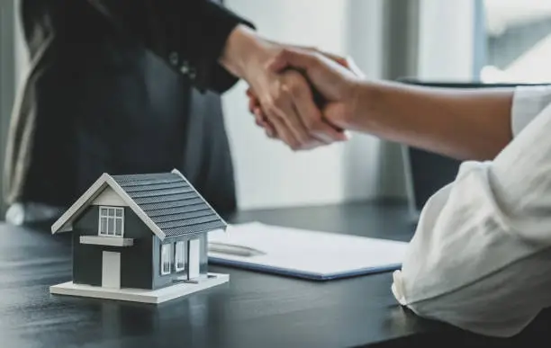 New Agent's Guide to Choosing a Broker: What You Need to Know