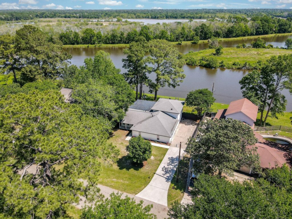 Discover 621 Brook Hollow Dr, Conroe, Texas